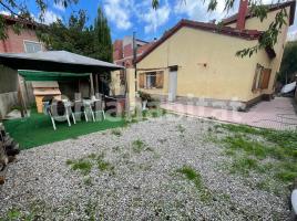 Houses (villa / tower), 301 m², near bus and train