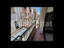 , 127 m², près de bus et de train, Calle Andreu Llambric