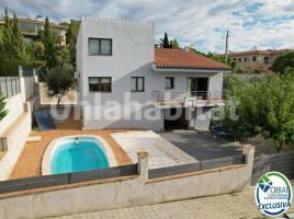 Houses (villa / tower), 230 m², almost new, Calle Pere Serra, 45