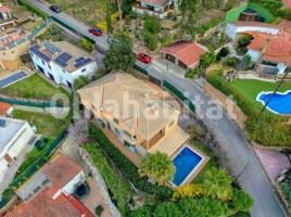 Houses (villa / tower), 261 m², almost new