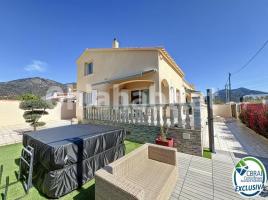 Houses (villa / tower), 225 m², almost new, Calle Garrigues, 1