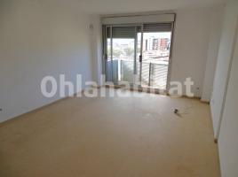 Flat, 93 m², close to bus and metro, almost new