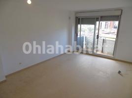 Flat, 93 m², close to bus and metro, almost new