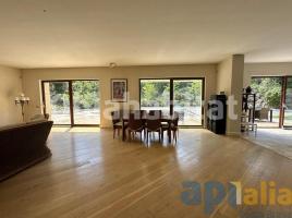 Houses (villa / tower), 649 m², almost new, Calle Bosc
