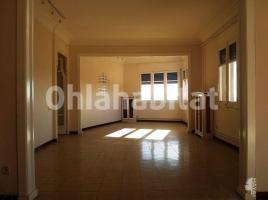 Flat, 220 m², near bus and train