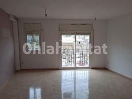 Flat, 129 m², near bus and train, almost new