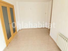 Flat, 78 m², near bus and train, almost new