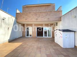 Casa (unifamiliar adosada), 408 m², cerca de bus y tren, seminuevo