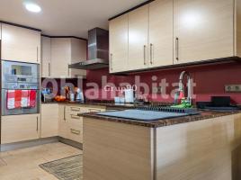 Apartament, 68.18 m², près de bus et de train, presque neuf