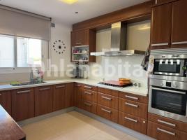 Piso, 118 m², cerca de bus y tren, seminuevo