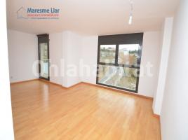 Flat, 72 m², near bus and train, almost new