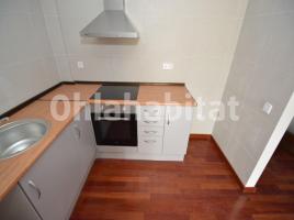 Flat, 68 m², near bus and train, almost new