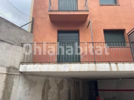 Piso, 111 m², cerca de bus y tren, seminuevo