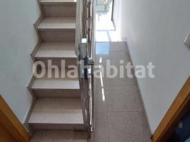 Flat, 86 m², near bus and train, almost new