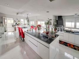 , 700 m², presque neuf