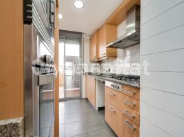 Flat, 92 m², near bus and train, almost new