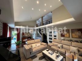 Houses (villa / tower), 374 m², Calle Caracas