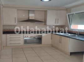 Houses (terraced house), 183 m², near bus and train, Calle de Vallfogona