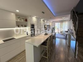 Casa (unifamiliar adosada), 221 m², seminuevo, Zona
