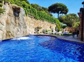 Casa (chalet / torre), 330 m², seminuevo