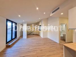 Dúplex, 157 m², cerca de bus y tren, seminuevo