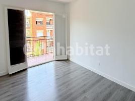 Louer apartament, 74 m², près de bus et de train, Calle d'Arenys