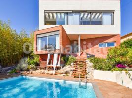 Houses (detached house), 414 m², near bus and train, almost new