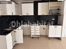 Dúplex, 100 m², cerca de bus y tren, seminuevo
