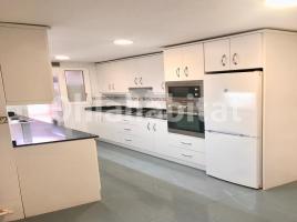 Pis, 106 m², près de bus et de métro