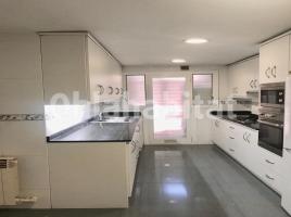 Pis, 106 m², près de bus et de métro