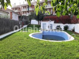 Casa (unifamiliar adossada), 143 m², prop de bus i tren, seminou
