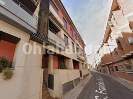 Flat, 78 m², near bus and train, almost new