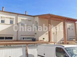 Flat, 106 m², near bus and train, almost new