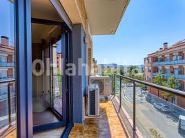 Flat, 104 m², near bus and train, almost new