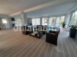 Casa (unifamiliar aislada), 329 m², cerca de bus y tren, seminuevo