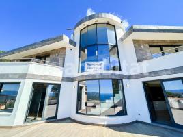 Casa (unifamiliar aislada), 578 m², cerca de bus y tren, seminuevo
