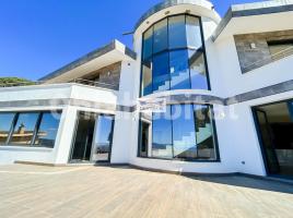 Casa (unifamiliar aislada), 578 m², cerca de bus y tren, seminuevo