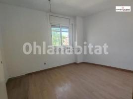 Pis, 64 m², près de bus et de train