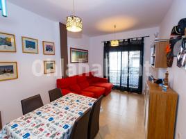 Flat, 78 m², near bus and train, almost new