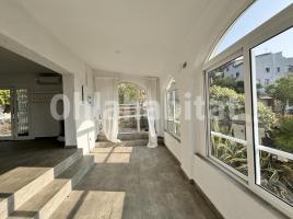 Houses (detached house), 220 m², near bus and train