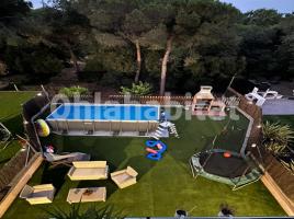 Houses (terraced house), 239 m², almost new