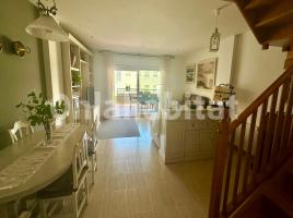 Dúplex, 159 m², cerca de bus y tren, seminuevo