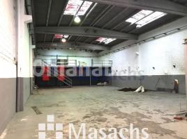 Louer , 632 m², Zona