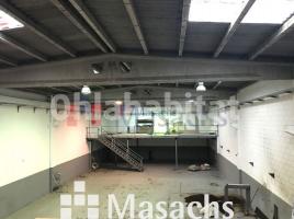 Louer , 632 m², Zona