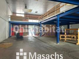 Louer , 876 m², Zona