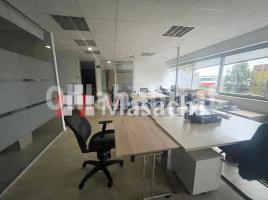 Louer , 236 m², Zona