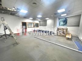 Louer , 437 m², Zona