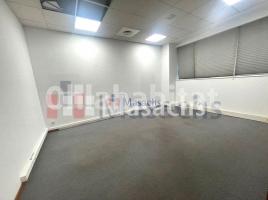 Louer , 437 m², Zona