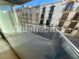 For rent flat, 99 m², near bus and train, almost new