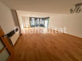For rent flat, 99 m², near bus and train, almost new